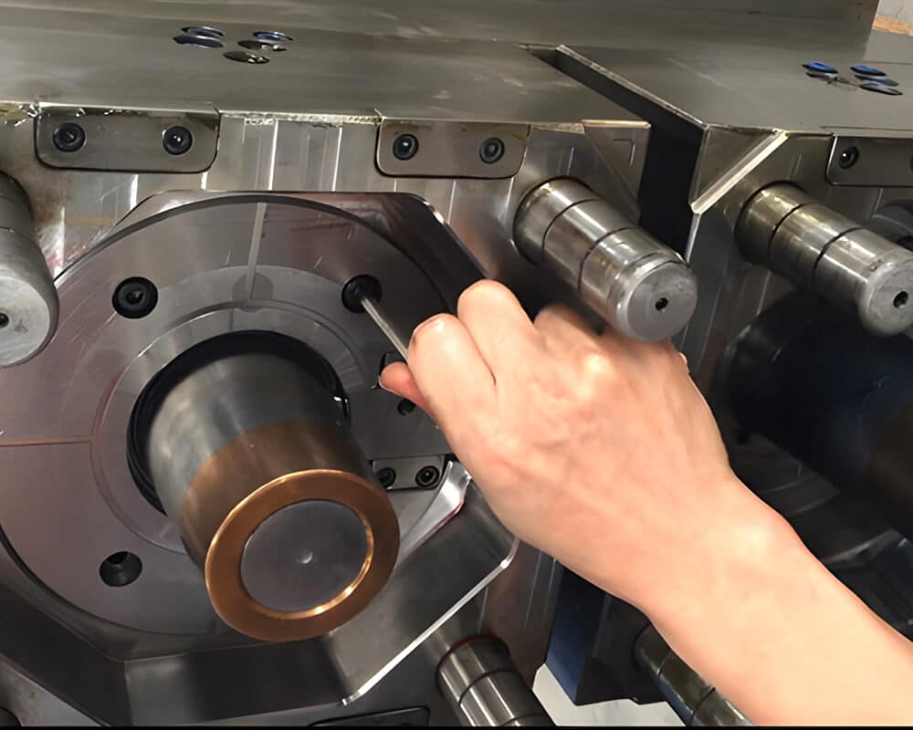 maintain-the-paint-bucket-injection-mold